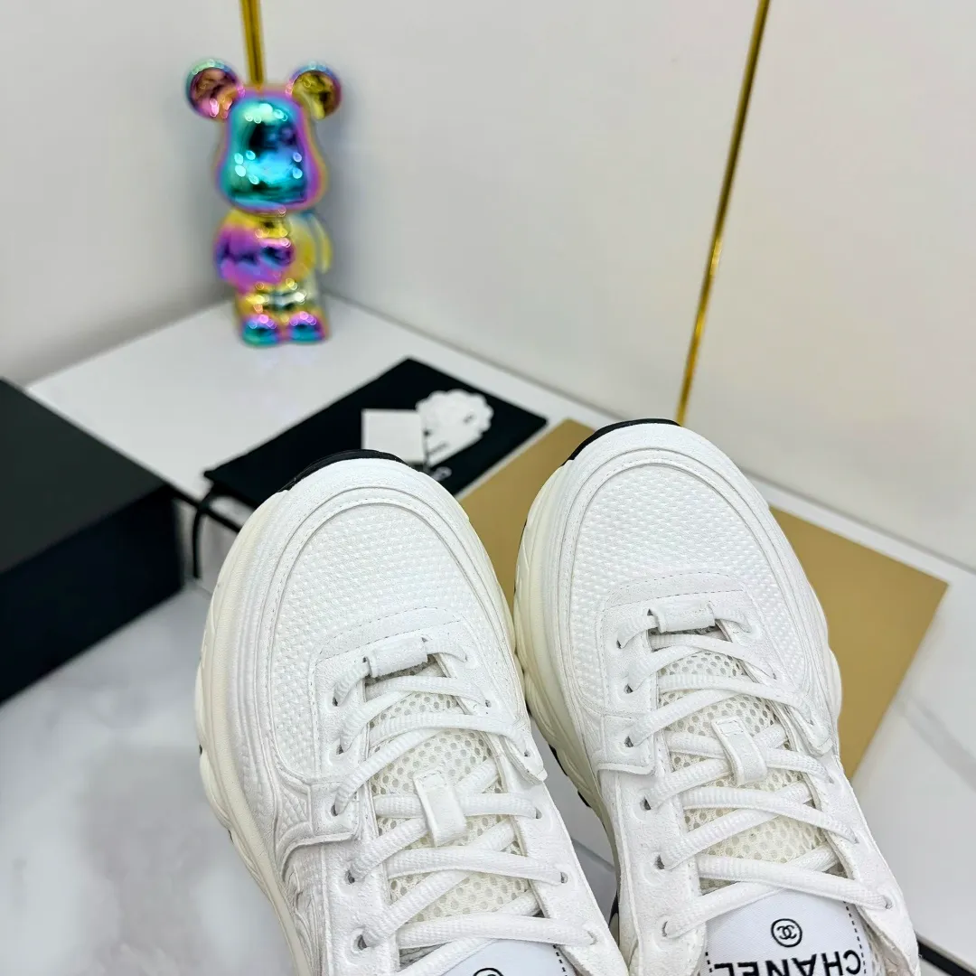 👟👟Ex-factory price 680👟👟 Upgraded version, upgraded version, upgraded version! No rebuttal accepted! ! ! ! Chanel Chanel panda shoes! 2025 counter's top casual sports shoes. This classic design; the upper is electro-embroidered with a variety of techniques; the outsole is fashionable and sporty; the unusual inclusion of a variety of color matching elements... The diversified mix and match is very good-looking and versatile, and can be used for leisure, fashion, sports, and outdoor... ꫛꫀꪝ Go➫ Materials: ❶Upper made of: original imported first-layer silk cowhide + original waterproof cloth + original first-layer cowhide ❷Inner lining: Original Yangli+Net ❸Outsole based on: Original TPU combination outsole Counter boutique packaging complete set for women 35–41 👉 👉 👉 👉